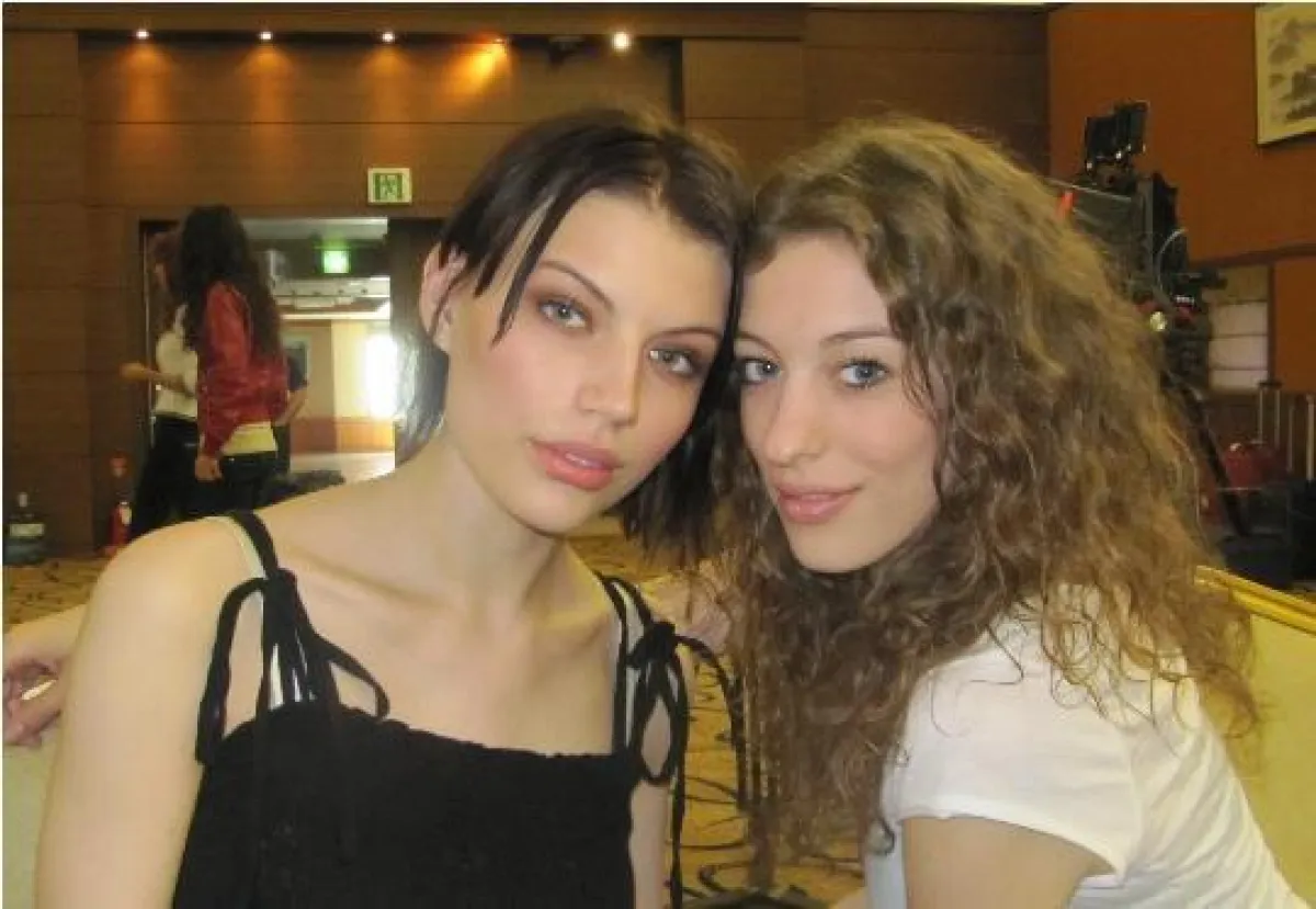 Fruzsina Lazar mit einer Modelkollegin in Korea