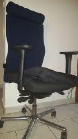 Bild: Ergonomischer Bürodrehstuhl mit Wechselbezug bei Inkontinenz