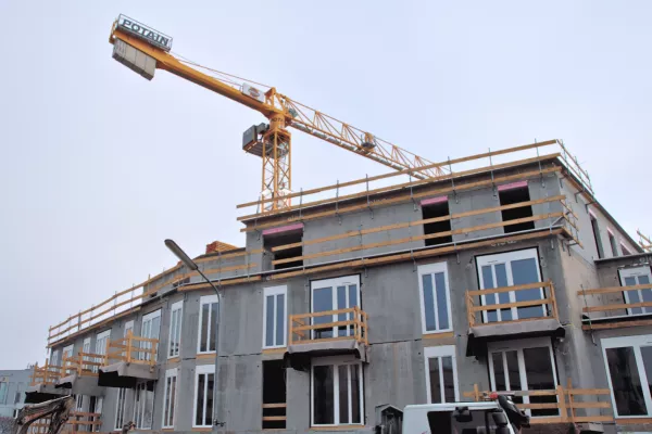 Bild: Grüner Wohnen: INVESTER und Swietelsky feiern Dachgleiche bei nachhaltigem Wohnbauprojekt in Wien Simmering