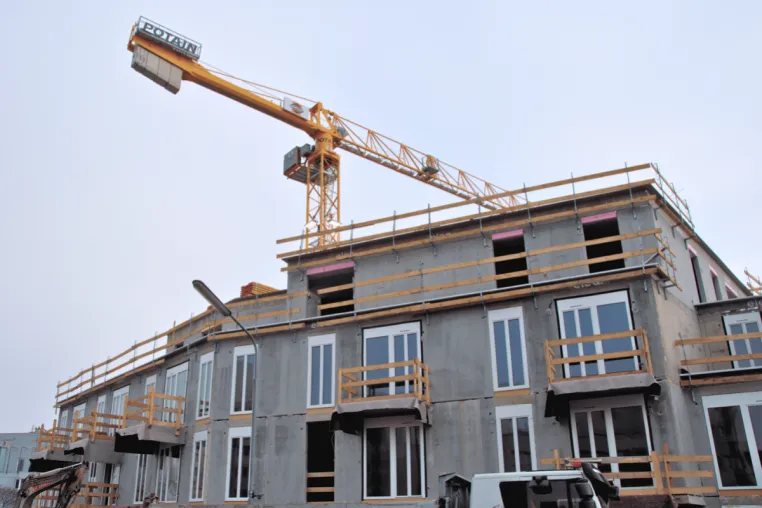 Bild: Grüner Wohnen: INVESTER und Swietelsky feiern Dachgleiche bei nachhaltigem Wohnbauprojekt in Wien Simmering