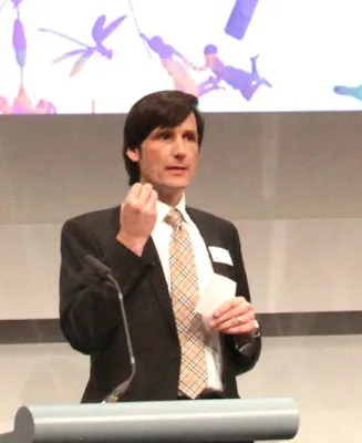 Bild: Olaf Hartmann spricht bei Werbe-Festival in Prag