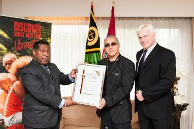 Bild: Anh Quan Saken wird von BERLINER TAGESZEITUNG mit dem Auberge Award 2013 ausgezeichnet