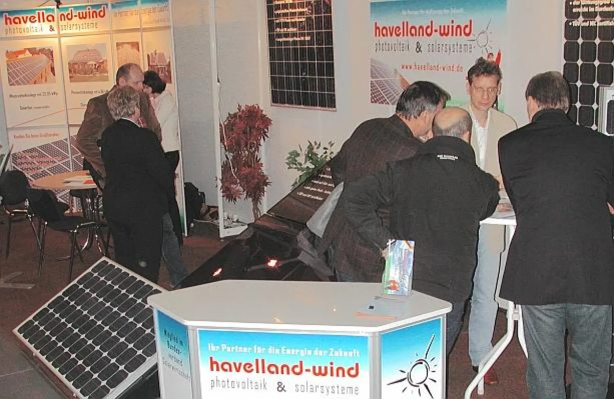 Blick auf der Messestand. Mitarbeiter der B5 Solar by havelland-Wind GmbH bei der Kundenberatung. Foto: wodtke media