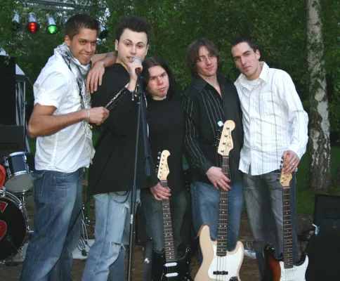 Bild: Rheinische feierte das 21. Schulfest: Lehrer- und Schülerband sowie Showtanzgruppe sorgten für super Stimmung