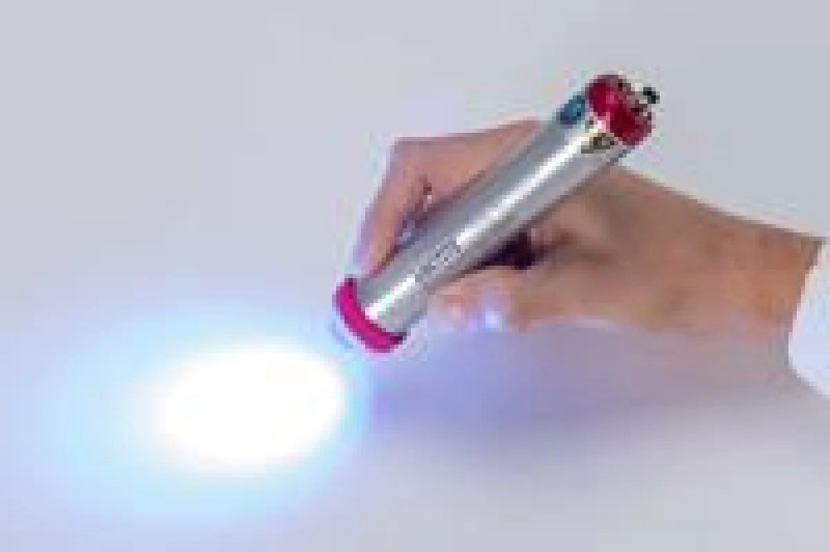 Klebstoffe, die unter Licht aushärten, bieten im Handwerk viele Vorteile. Foto: Henkel