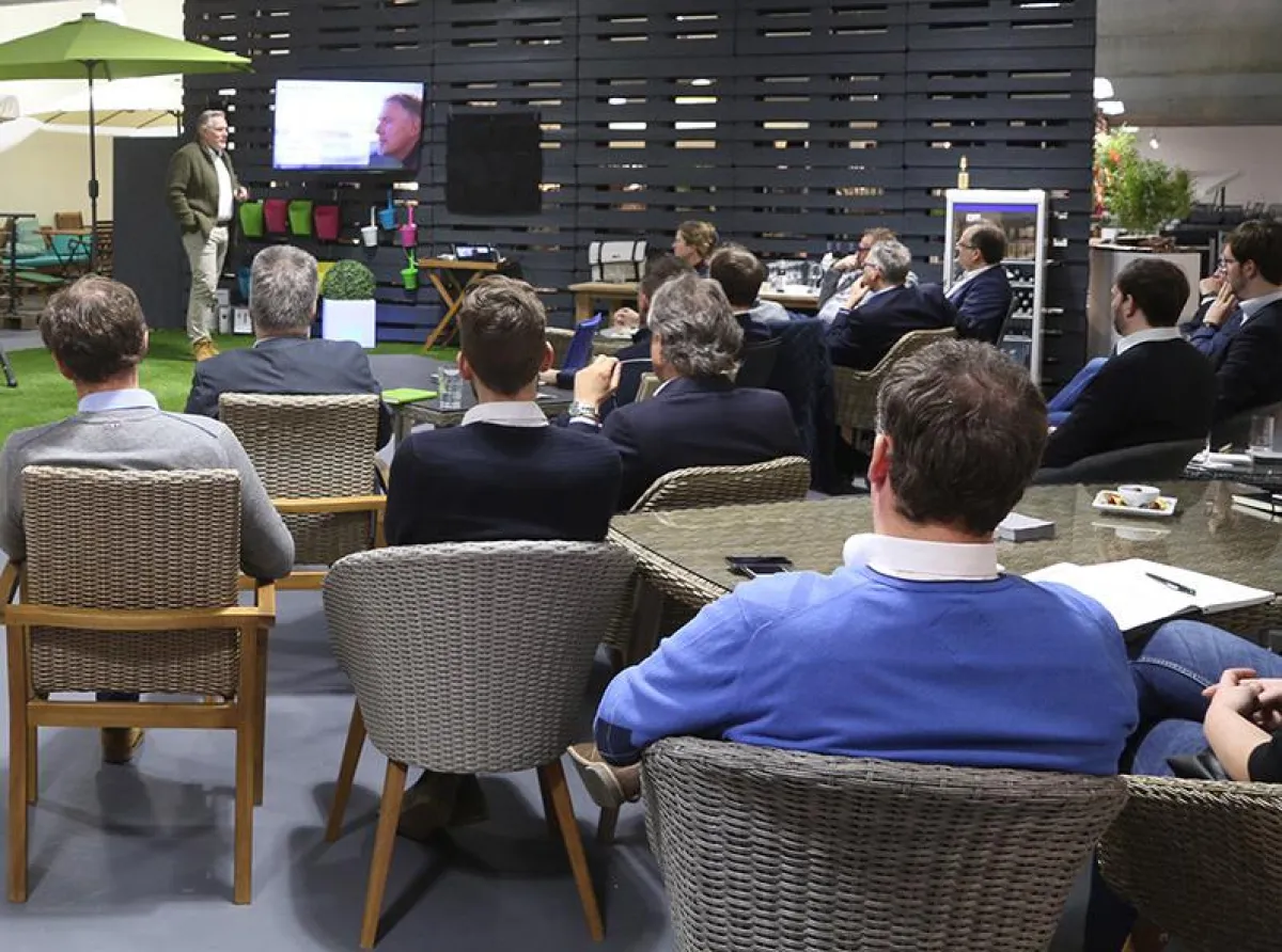 Netzwerken in ungewöhnlicher Showroom-Atmosphäre: Frank Rehme zum Thema Digitalisierung im Handel.