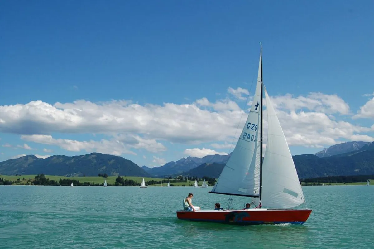 Aktiv Ferien machen in Deutschland: Segeln am Forggensee © Forggensee-Yachtschule