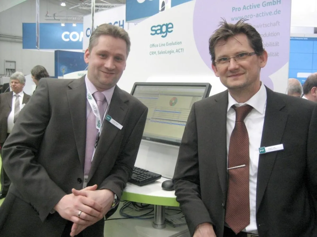 Die Pro Active-Vertriebsmitarbeiter Gorden Nickel (l.) und Robert Lies (re.) auf der CeBIT.