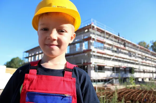 Bild: Kinderbaustellenleiter legt den Grundstein für neues Kinderhotel der SEETELHOTELS Usedom