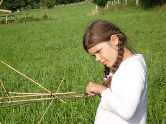 Bild: Das besondere Kinderprogramm des TraveArt Sommer-Ateliers: \"Kinder: Unterwegs in Wald und Wiese\"
