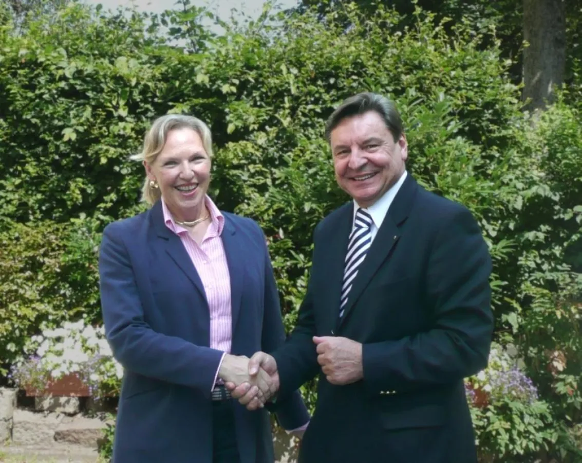 Marianne Temming, Geschäftsführerin des Verbands des Lebensmittel-Einzelhandels Hamburg e.V., und Rainer Westerwelle, Geschäftsführer des TÜV NORD Schulungszentrums, freuen sich über den erfolgreichen