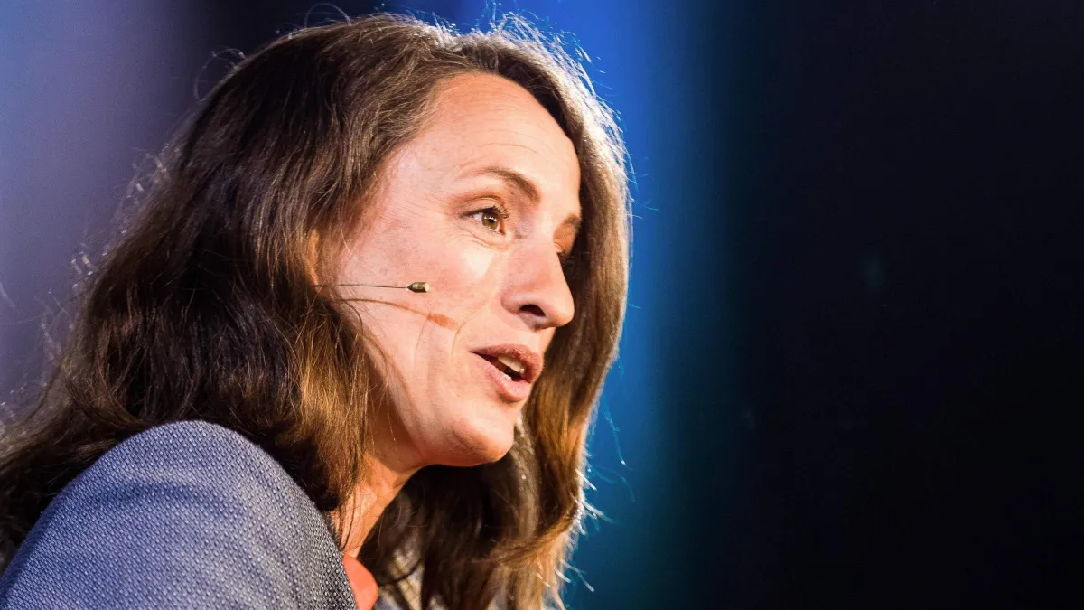 Susann Blankenhagel beim Internationalen Speaker Slam mit einem Plädoyer für Konfliktlösung (© Dominik Pfau)