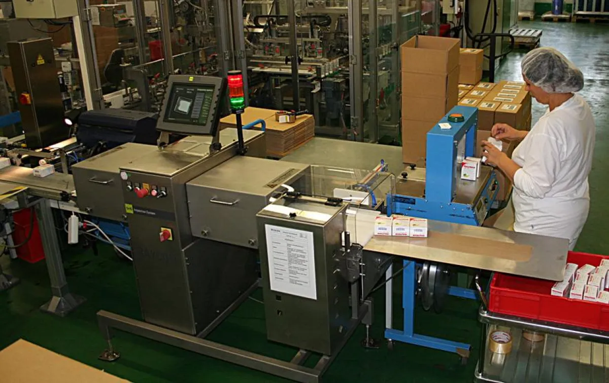 Für die Kontrolle von Produkten, die in aluminiumbeschichteten Beuteln abgepackt sind, wird ein RAYCON Produkt-Inspektionssystem eingesetzt.