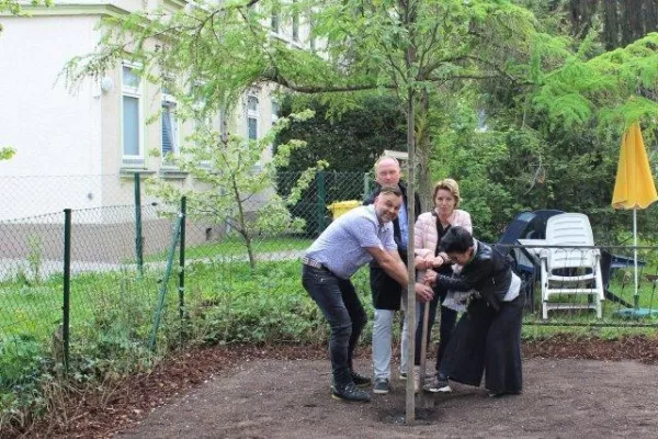 Bild: Zum Tag des Baumes: Baumpflanzung und Einweihung des Erfurter Baumhauses