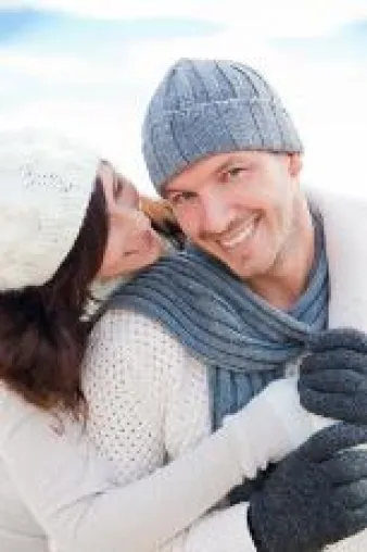 Bild: Weihnachten 2011: Männer tragen den Christbaum und Frauen die Verantwortung