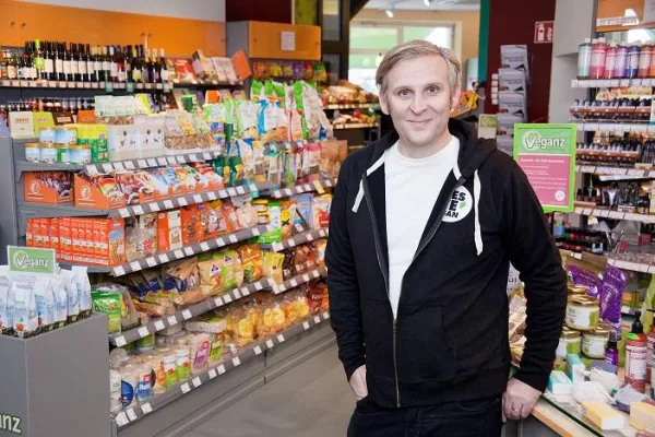 Veganz Gründer und Geschäftsführer Jan Bredack ist „PETAs person of the year“ Bild: Veganz Gründer und Geschäftsführer Jan Bredack ist „PETAs person of the year“