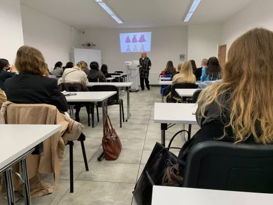 Bild: Fashion Design Institut: Brigitte Stepputtis von Vivienne Westwood lässt die Herzen höher schlagen