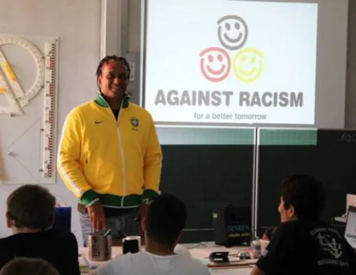 Bild: Musiker „2schneidig“ gestaltet Antrassismusprojekt zum Aktionstag für mehr Toleranz an Gymnasium im Solling