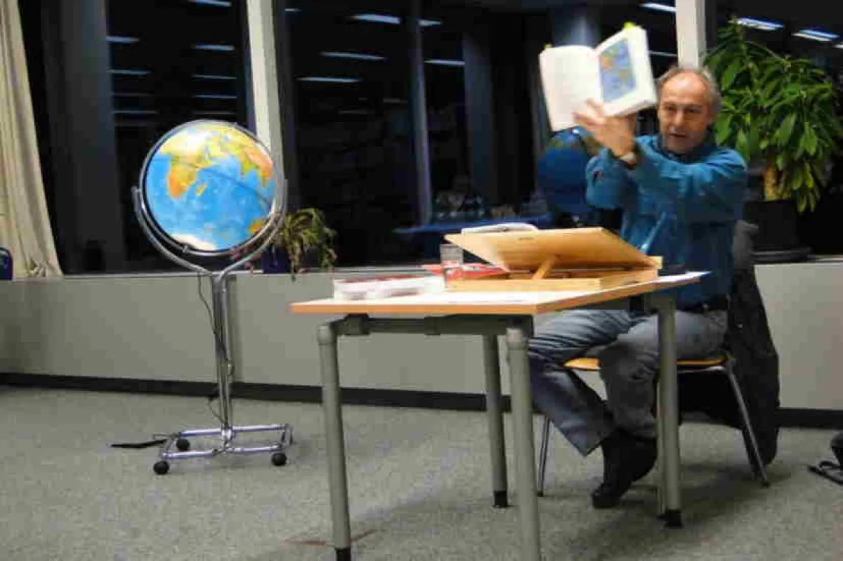 Der Autor Manfred Schloßer bei der Lesung in Hagen-Hohenlimburg