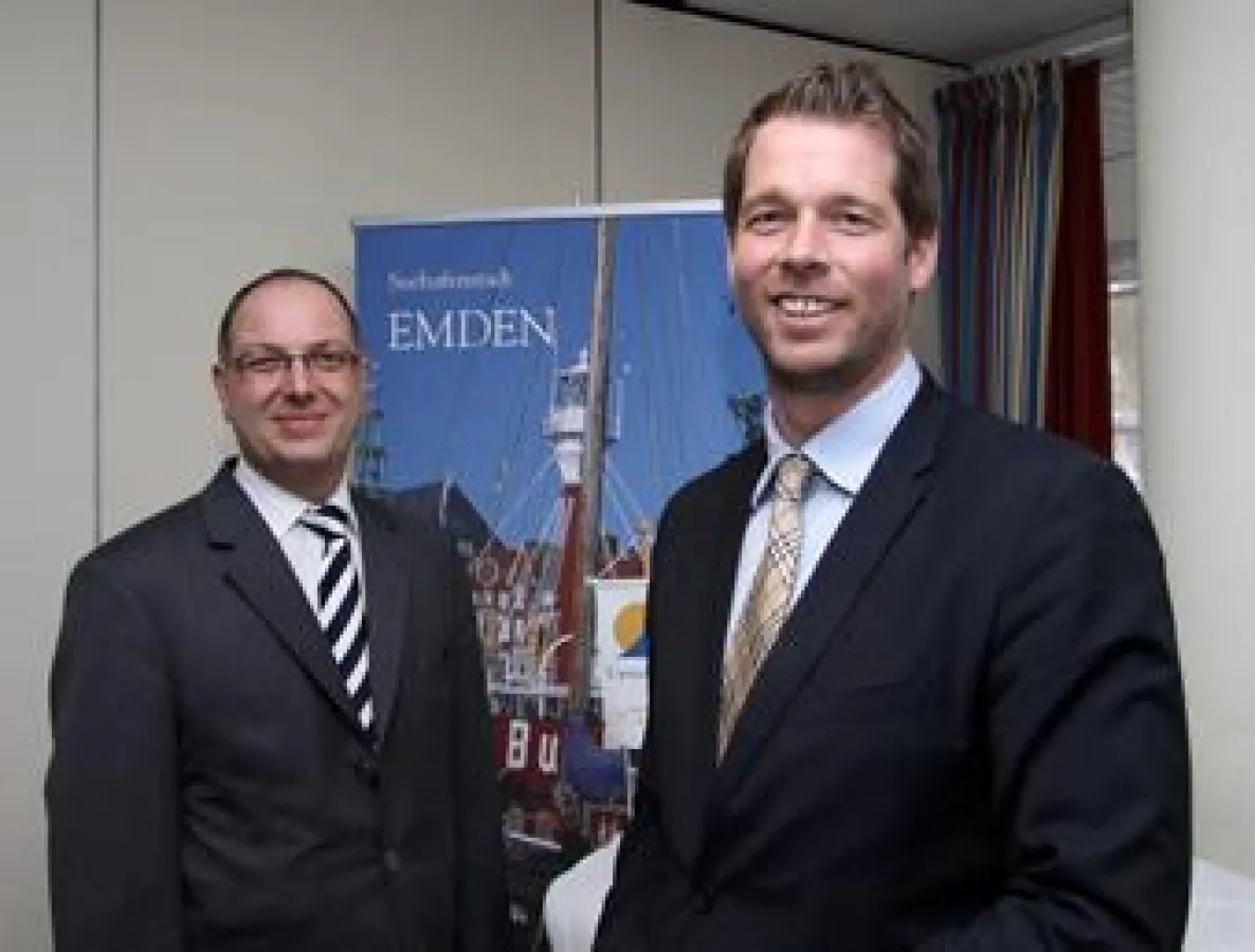 Roman Schmitt, Upstalsboom-Regionaldirektor Nordsee (links), und Geschäftsführer Bodo Janssen betonten, dass soziales Engagement von Unternehmen gerade in konjunkturell angespannten Zeiten von großer 