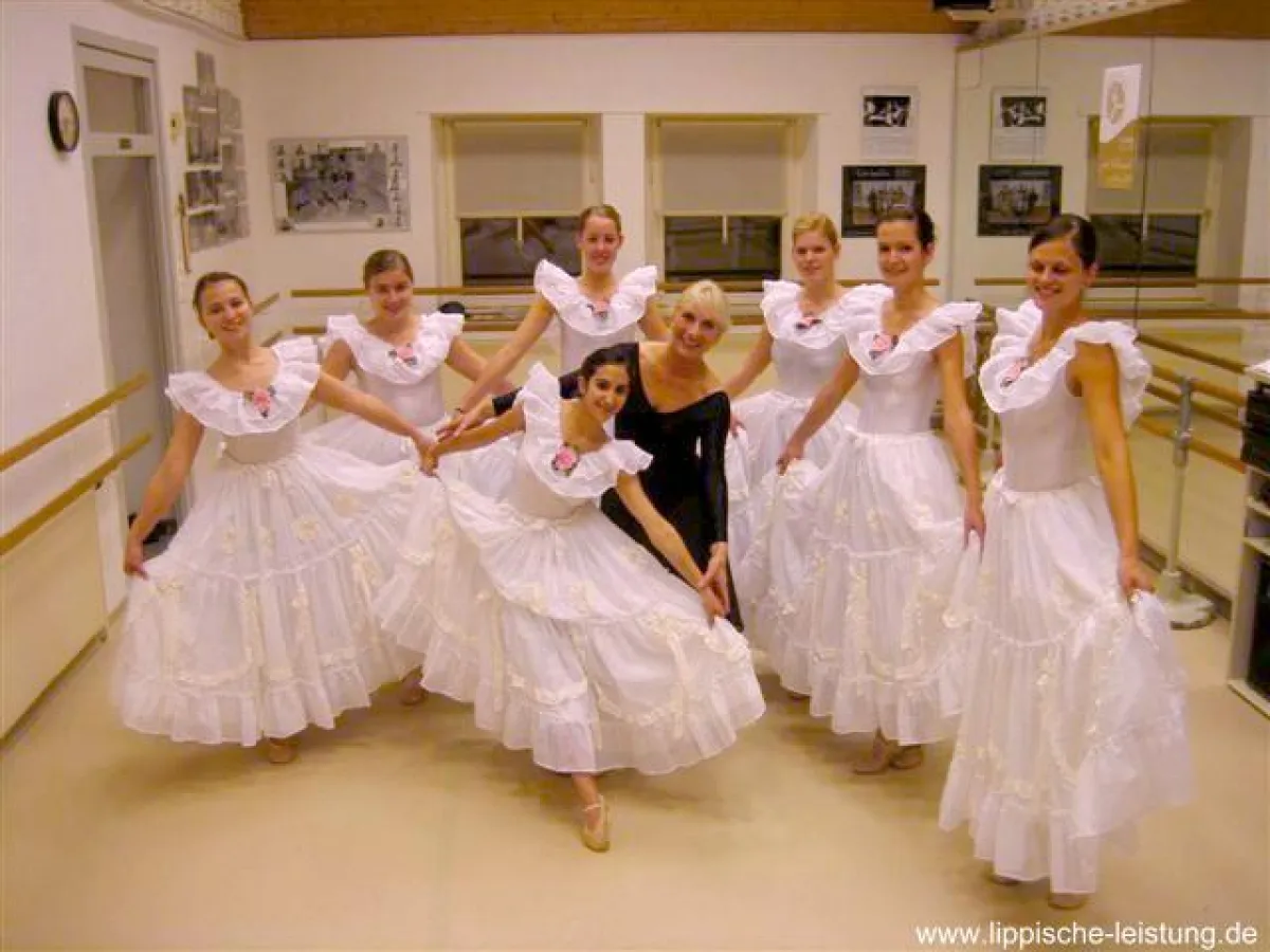 Die Ballettmeisterin Hannelore Koch-Peters  im Kreise ihrer fortgeschrittenen Schülerinnen am Klingenberg 8 in Lemgo