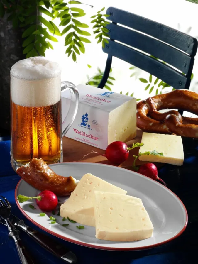 Der würzig-intensive Geruch macht aus dem Weißlacker ein unverwechselbares bayerisches Käse-Original.  Foto: LVBM