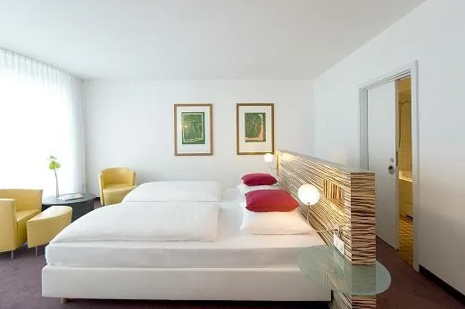 Bild: Das „neue“ art’otel berlin mitte zeigt sich im minimalistisch atmosphärischen Design