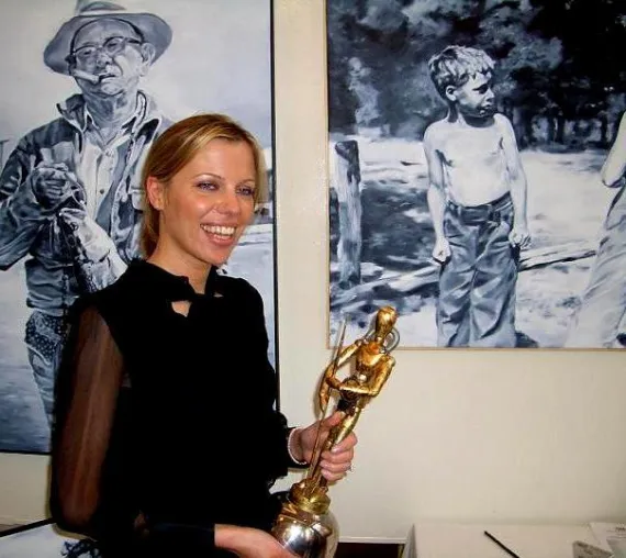 Joanna Jesse auf der 14. internationalen Kunstausstellung Form-A(R )T mit dem Kunstpreis ARThur ausgezeichnet Bild: Joanna Jesse auf der 14. internationalen Kunstausstellung Form-A(R )T mit dem Kunstpreis ARThur ausgezeichnet