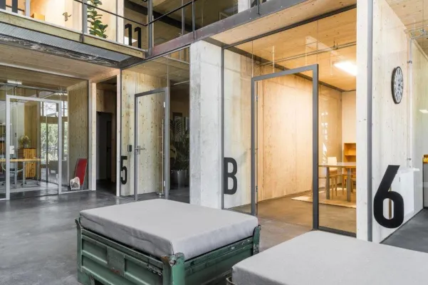 Bild: Alte Brauerei zum kreativen Raum revitalisiert – schmale Aluzargen prägen die transparente Architektur.