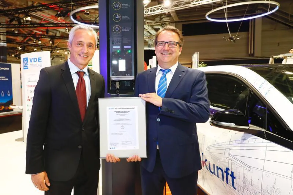 Matthias Weis, Director SM!GHT EnBW (links) und Sven Öhrke, Mitglied der Geschäftsführung VDE-Institut (rechts). (Bild: VDE)
