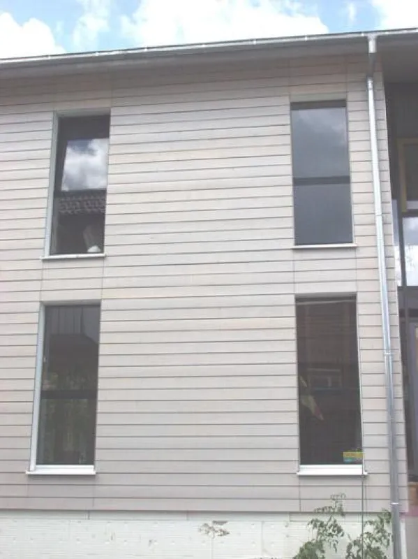 Diese Holzfenster zeigen ihre natürliche Anmut innen ? und sind durch die Glasfront außen perfekt geschützt. Foto: Gegg /Initiative ProHolzfenster