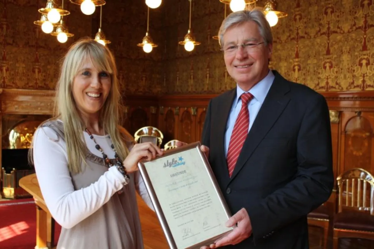 styleranking Key Account Managerin Sales Silja Schiefer überreicht Bürgermeister Böhrnsen die Urkunde