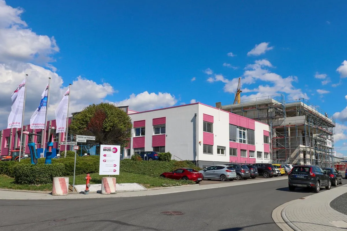 Firmenzentrale in Buseck mit Rohbau