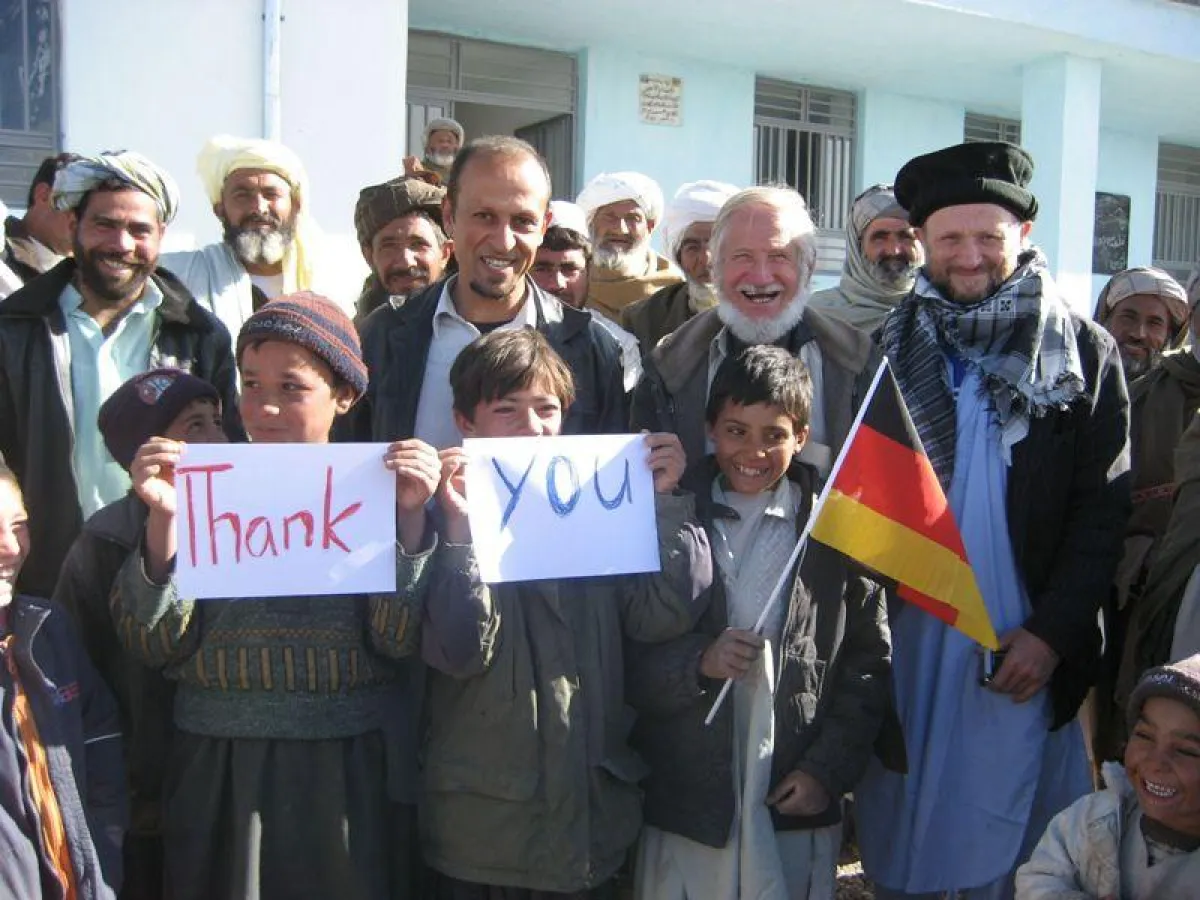 Titus Dittmann, Rupert Neudeck und Zobair Akhi (v.re. n. li.) bei Schuleinweihung in Herat, Afghanistan