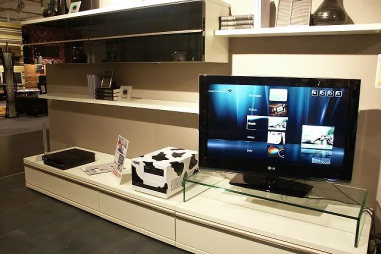 Hedron Multimedia Cow – Internet-Funktion gewinnt im Wohnzimmer immer mehr an Bedeutung Bild: Hedron Multimedia Cow – Internet-Funktion gewinnt im Wohnzimmer immer mehr an Bedeutung