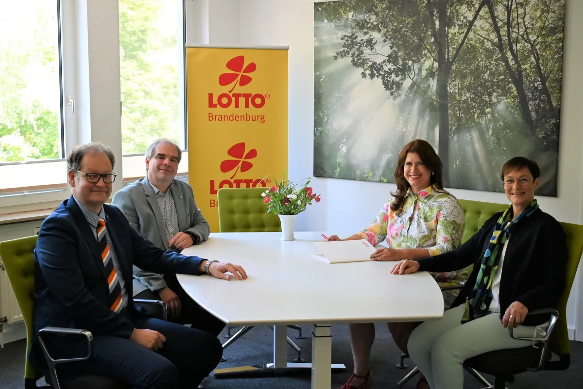 Anja Bohms, Kerstin Kosanke, Frank Siebart und Matthias Stauch bei der Vertragsunterzeichnung (© INTERVISTA AG)