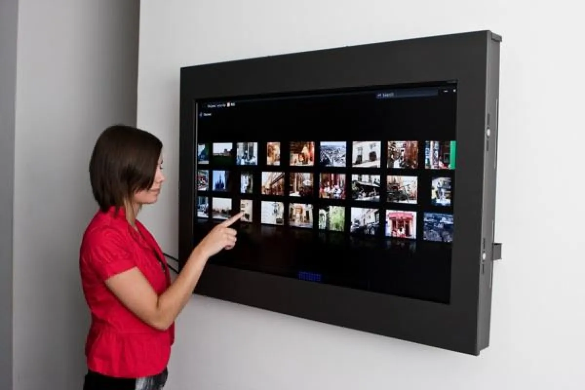DTDF interaktiv: Orientierung, Programminfos und eine digitale Retrospektive erhalten Besucher direkt per Fingertipp auf großen berührungssensitiven Screens.