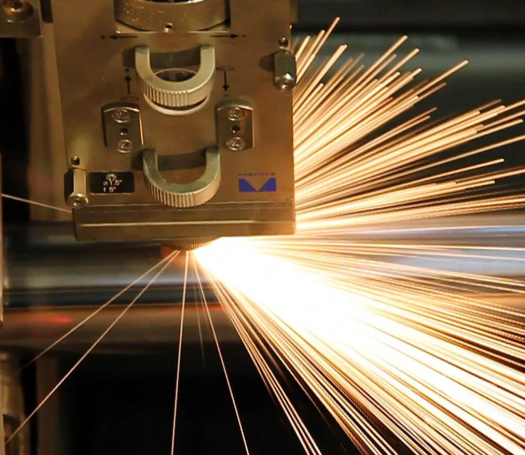 Mit einem 3-D-Rohrlaser verarbeitet GAH-Alberts bis zu sechs Meter lange Profile und Metallrohre.