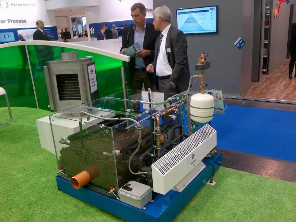 Geschäftsführer der WätaS, Torsten Enders, im Kundengespräch auf der ?intersolar?