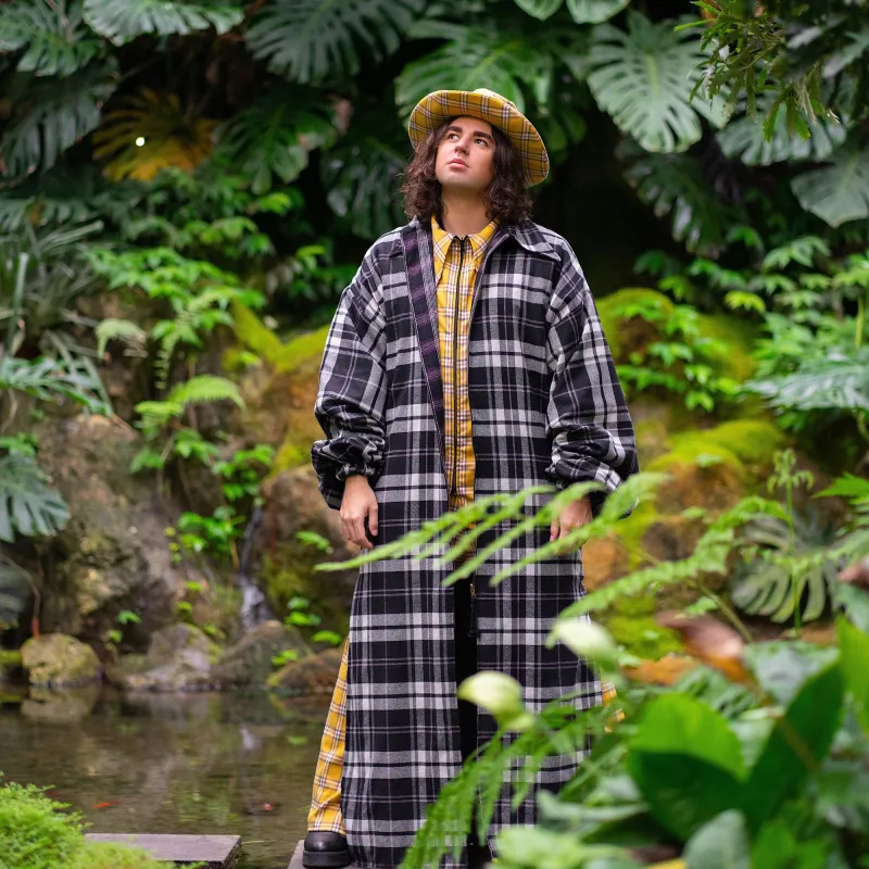 Samuel Gärtner in seinen Kreationen in der Show Location im Palmenhaus. (© Rick Gebhardt)