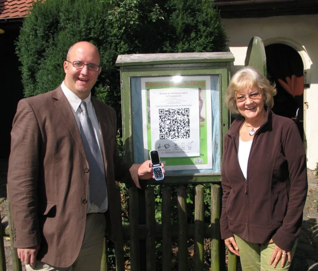 Jutta Triantafyllidis vom Museum Amtshausschüpfla und Klaus Wolfrum von Frankentipps.de taggen die aktuellen Termine des Museums
