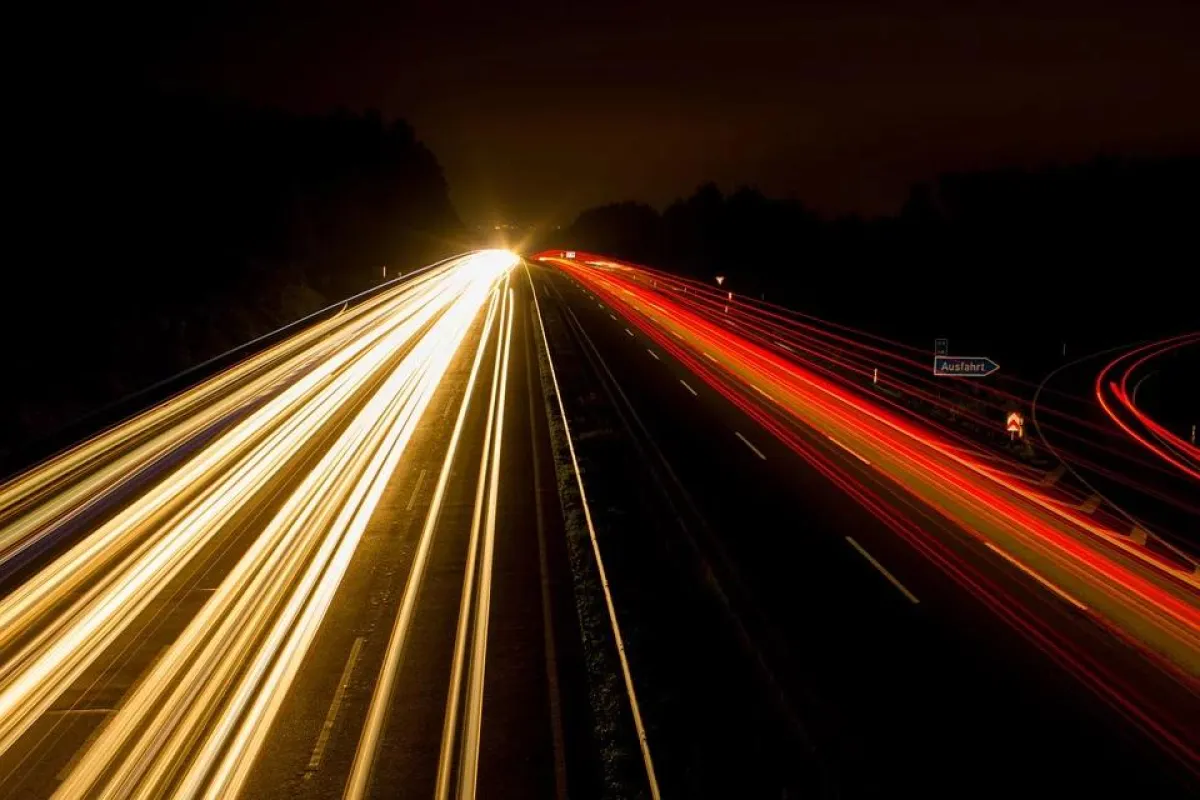 Autobahn bei Nacht