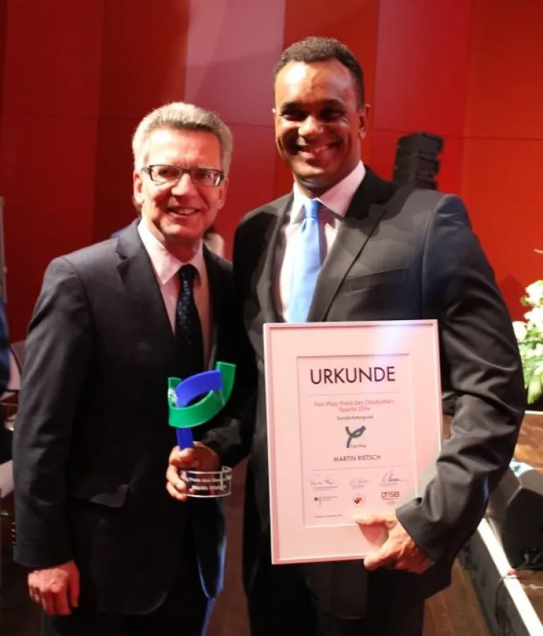 Fair Play Preis: Bundesinnenminister Dr. Thomas de Maizière und Martin Rietsch alias „2schneidig“