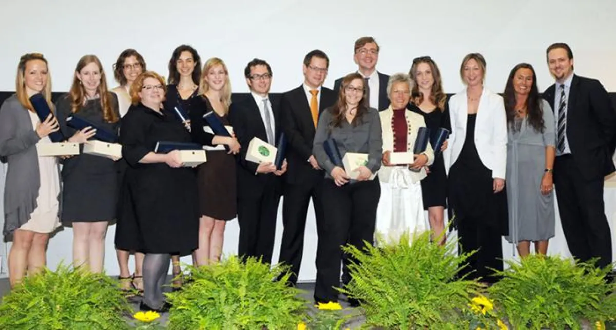 Absolventen des Master-Lehrgangs PR & Integrierte Kommunikation bei der Ver-leihung der Zeugnisse.