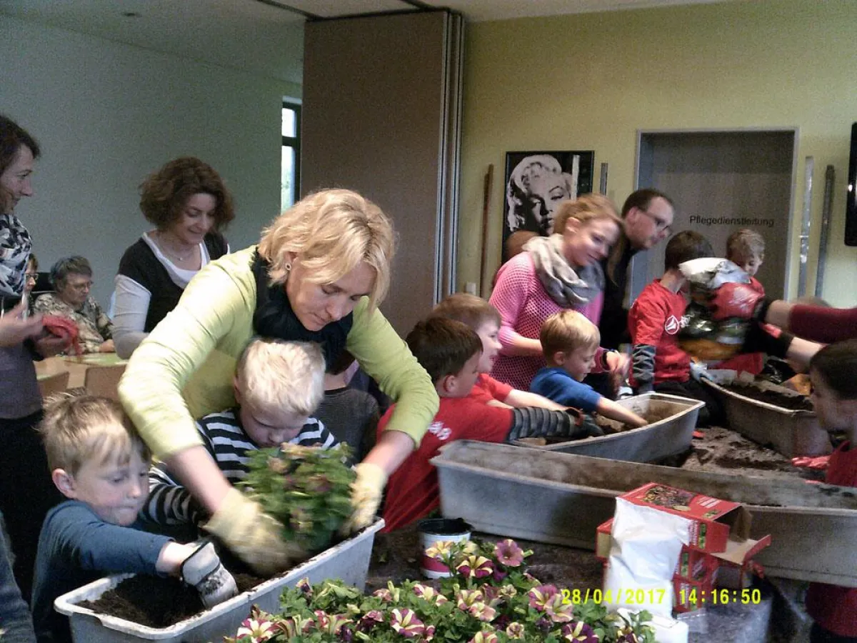 Die vier- bis siebenjährigen Kinder sind begeistert bei der Sache.