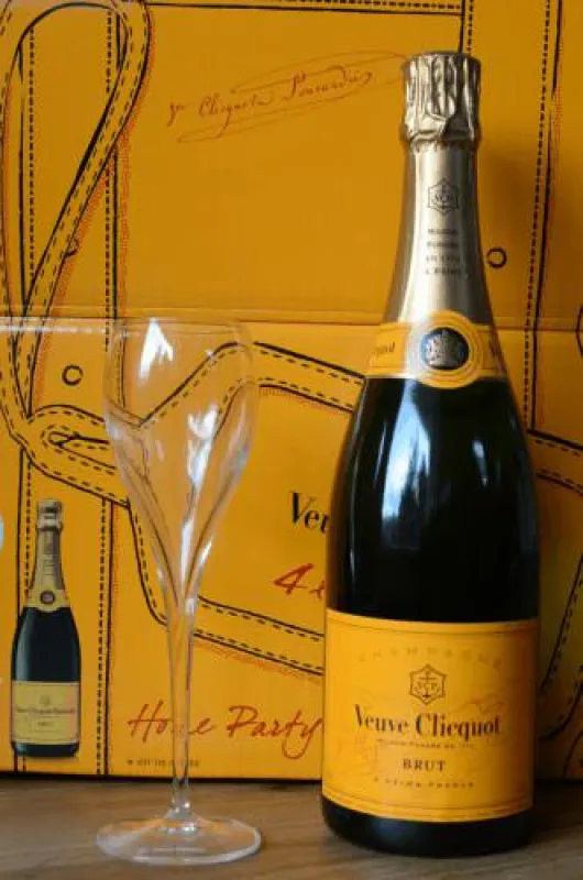 Veuve Clicquot 3 Liter inkl. vier Champagnergläser im Geschenkkarton für EUR 159,-