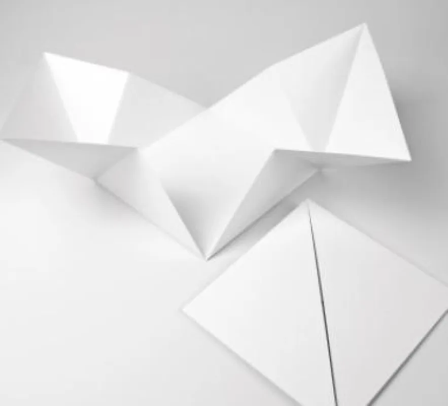 Quadratischer Kreativflyer gefalzt und offen