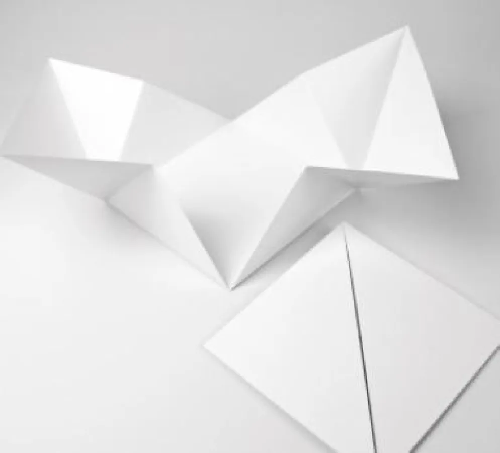 Quadratischer Kreativflyer gefalzt und offen