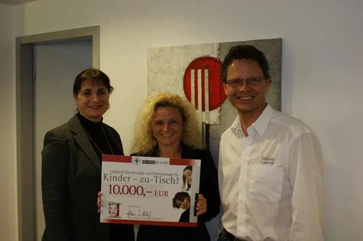 Bild: Lubberich und Partner-Praxen spenden 10.000 Euro für das Projekt „Kinder zu Tisch“