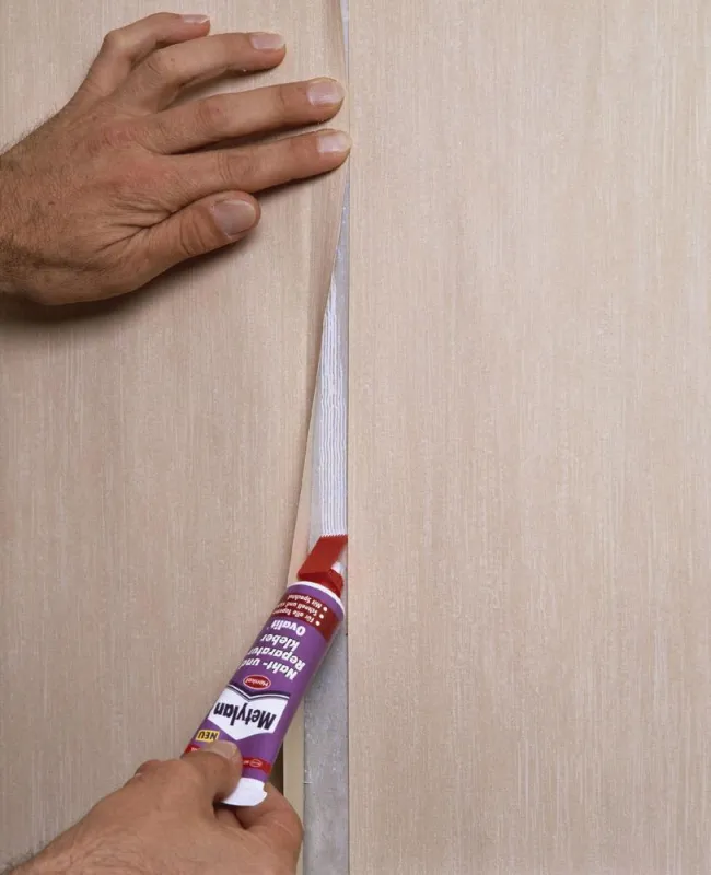 Offene Tapetennähte sind mit dem Metylan Naht- und Reparatur Kleber Ovalit schnell wieder geschlossen. Foto: Henkel Metylan